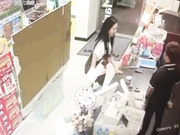 超市柜台撒尿