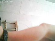 高清偷拍高中生美女嘘嘘还玩手机被偷拍了也不知道