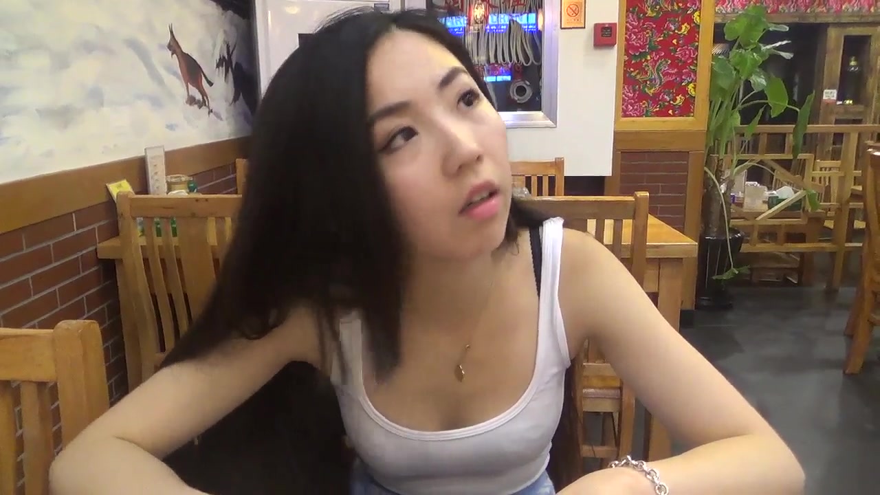 湖南妹丽华请老外男友吃东北菜在餐厅吹舔酒瓶服务员在旁边偷笑