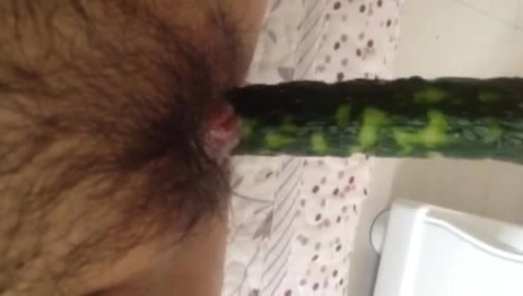 自己拿黄瓜出气
