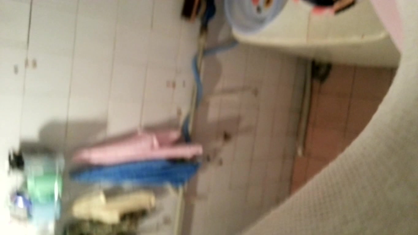 冒死高清偷拍隔壁阿姨洗澡