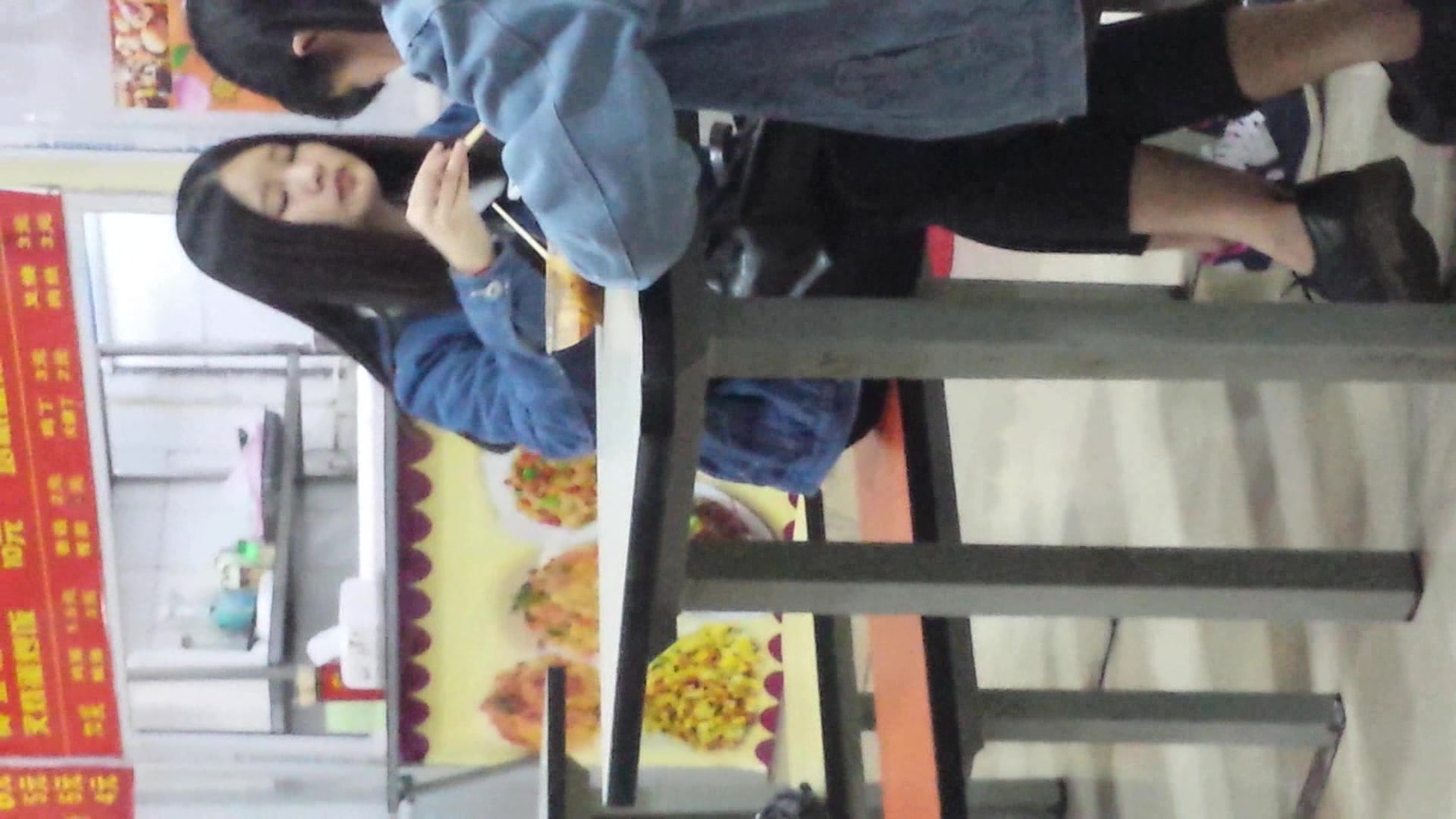 色胆包天的大叔居然敢在大学城的餐厅涂鸦大学妹子