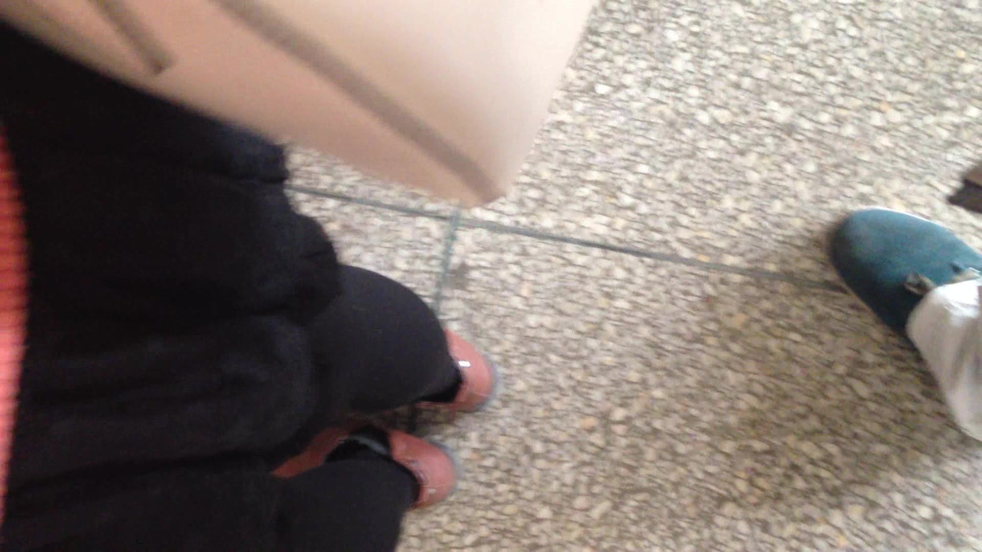 胆子真大 神人跑到大学餐厅撸射超清纯学妹