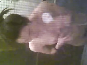 出租房的美女洗澡不关窗