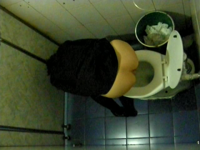 冒险偷拍喝醉酒的黑丝美女在WC里面翻跟头