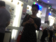 偷拍抄底在书城里晃來晃去的黑紗裙白丁字内超美女