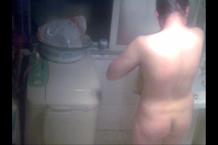 偷拍隔壁妹子洗澡全过程