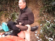 小树林野战系列上山的小道非常能蹦跶的大爷，打习惯了鸡巴就硬不起来就报废了野鸡对大爷的劝告