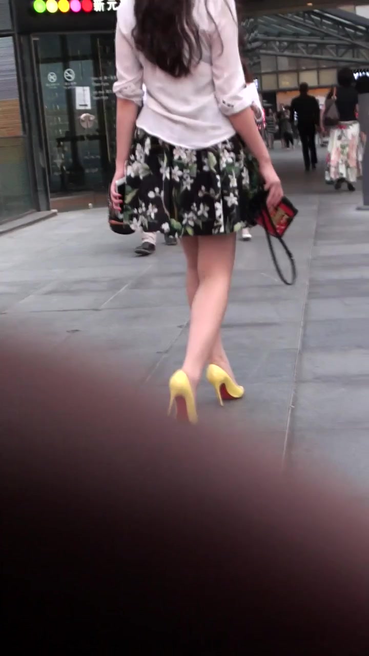 极品闷骚型美女碎花裙黄高跟逛街不穿内裤