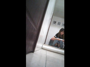 牛仔裤美女上厕所