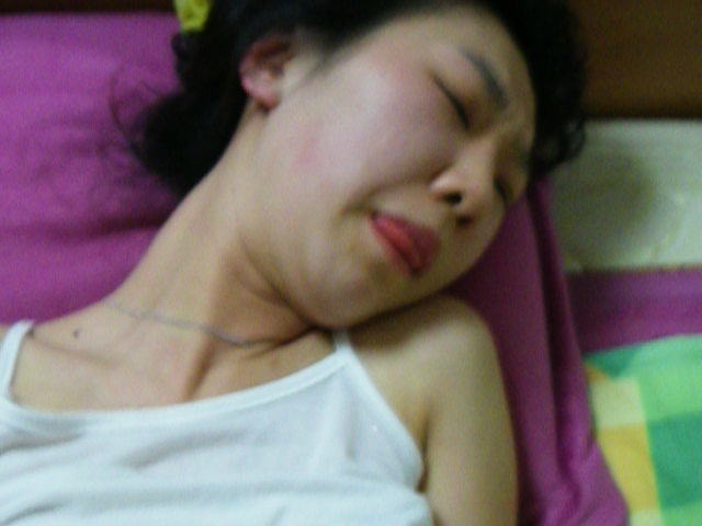 嫩逼90后女友因插的太深 老是用手推我 让我慢点