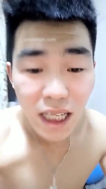 姐弟乱伦秀，狼友问是不是亲生的，弟弟长得太奇芭了，像傻根