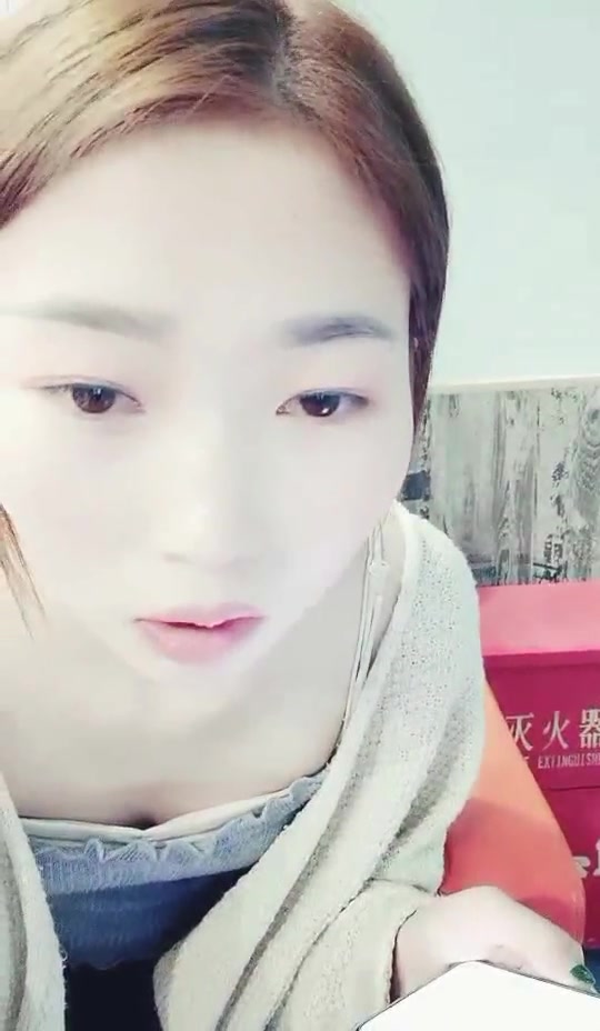 太牛X了99年女主播网吧勾引楞青小伙在大厅拔下裤子就吹受不了拉到厕所激情啪啪