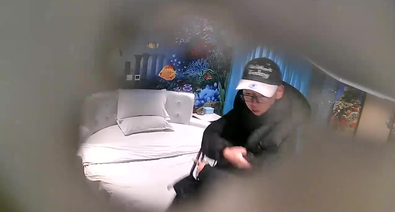 精品推荐小旅馆偷拍样子猥琐的四眼仔和漂亮好身材的妹子开房真会享受搞完吃大餐