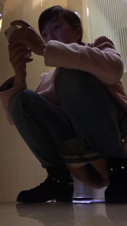 商场厕拍系列 妹子都喜欢在WC玩手机，竟然还拍到了个蝴蝶逼