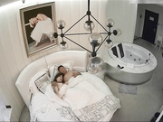 精品酒店偷拍气质漂亮的美女少妇发着烧还偷偷到酒店和领导偷情,被连续狂干3次说：我发现你的鸡鸡好像变粗了!